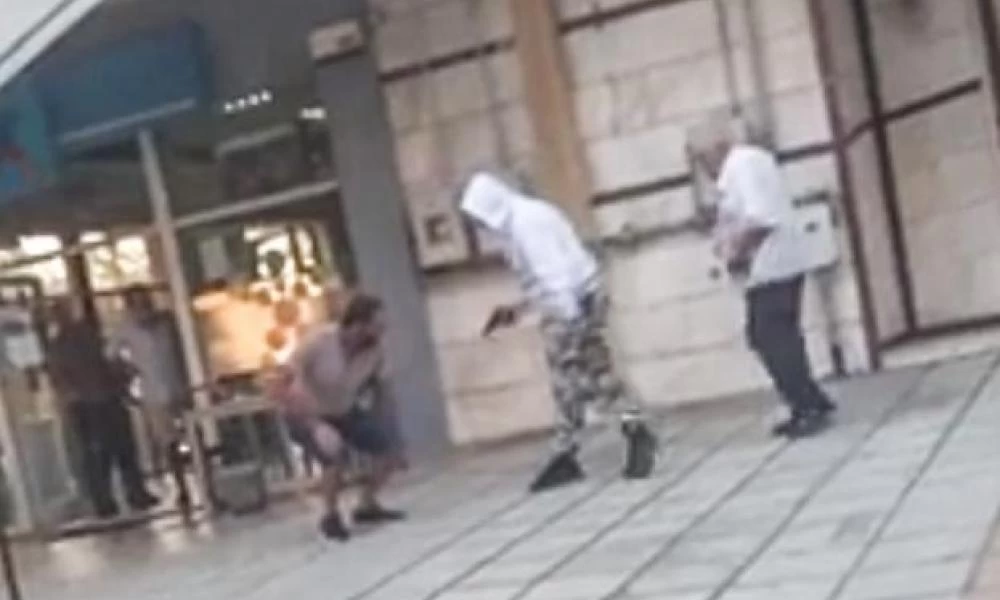 Βίντεο -ντοκουμέντο από τη Νικόπολη Θεσσαλονίκης: Ο δράστης με το πιστόλι στο χέρι απειλεί το θύμα